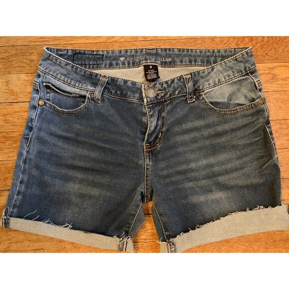 Celebrity Pink Denim Jean Shorts Juniors Sz 9 Embellished Pockets Cuffed LowRise - Picture 2 of 12